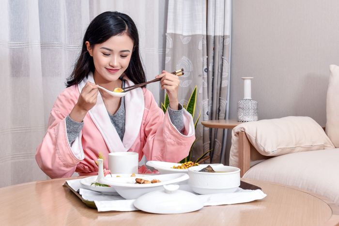 1649139080125340.jpg 攝圖網(wǎng)_501425507_banner_產(chǎn)婦正在吃月子餐(企業(yè)商用).jpg